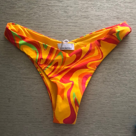 WeWoreWhat Delilah Paradise Marble Bikini Bottom Size S
listing-status-banner - Picture 1 of 5